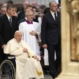 Le pape doit se déplacer en fauteuil roulant ou avec une canne en raison d'une douleur au genou. Il assure toutefois se sentir "beaucoup mieux" (archives).